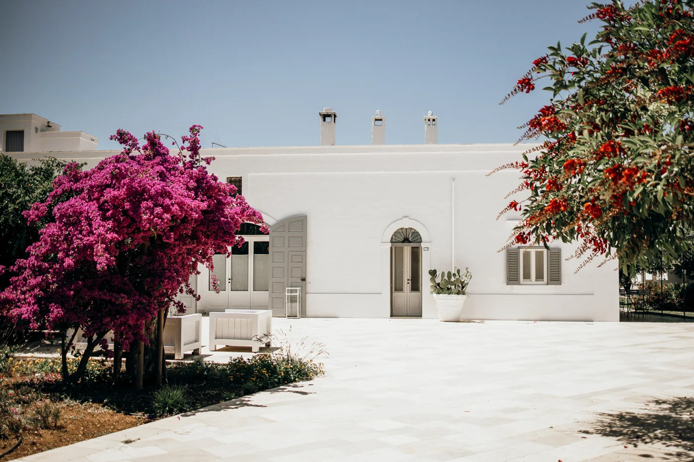 Hochzeitslocation in Apulien – Masseria mit Bougainvillea