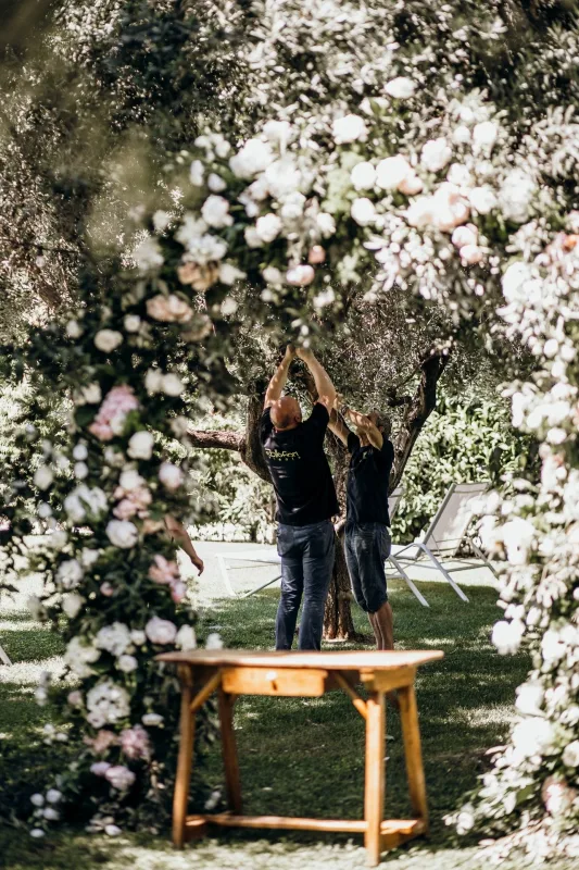 Hochzeit in Apulien – Rosenbogen der freien Trauung
