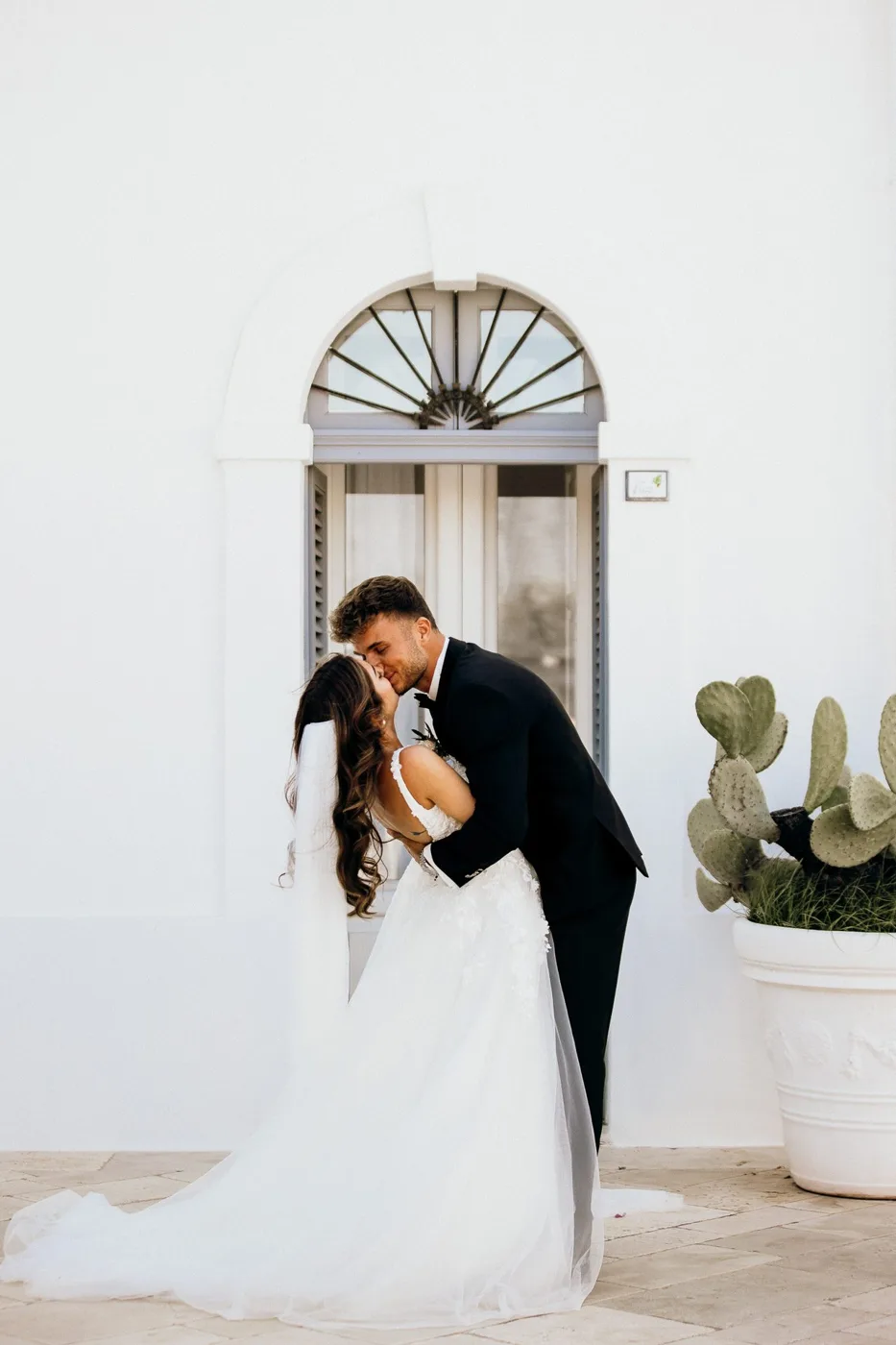 Hochzeit in Apulien – Kuss des Brautpaars