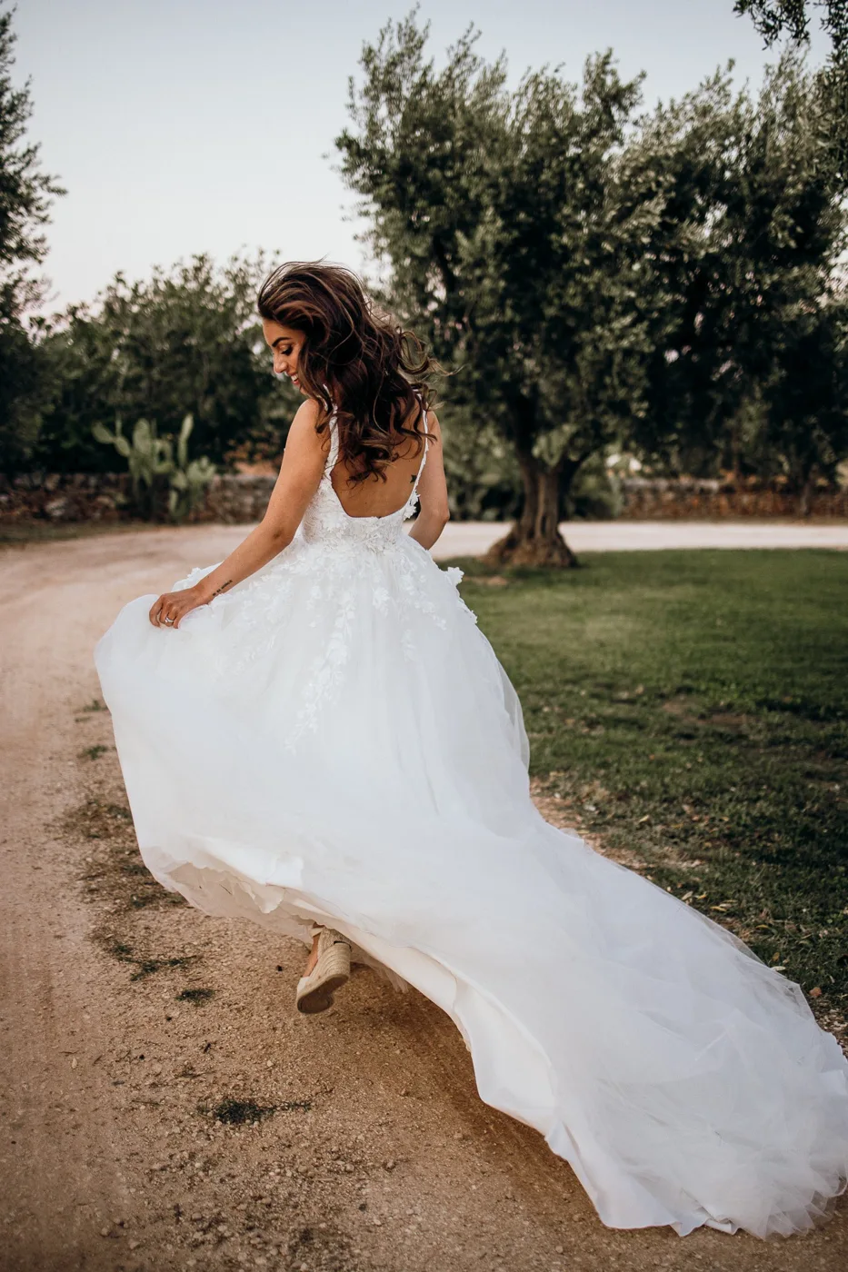 Hochzeit in Apulien – Braut im Olivenhain