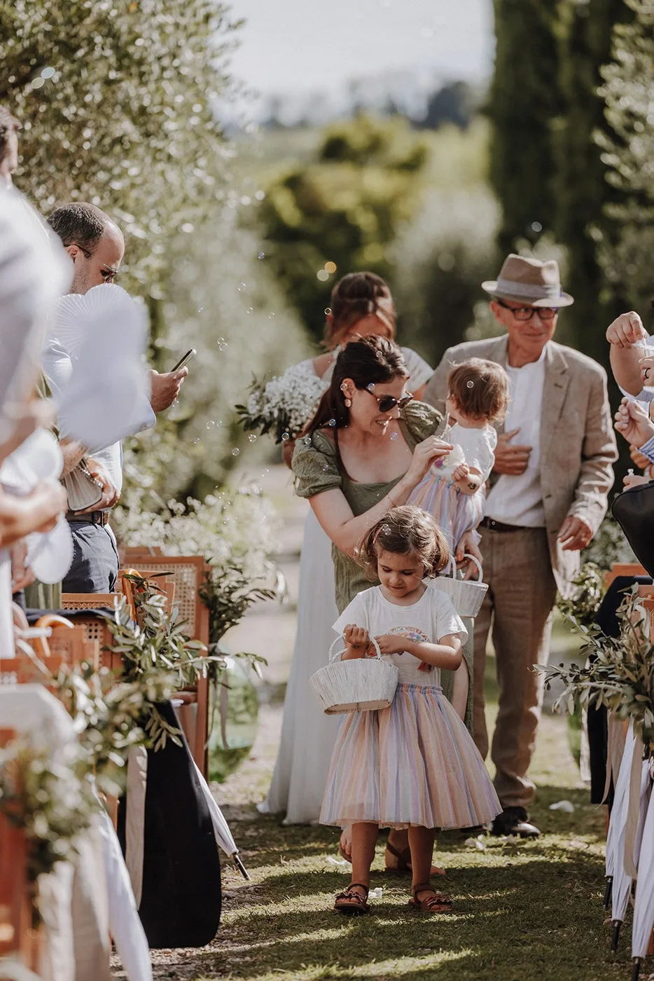 Hochzeit in Italien – Blumenmädchen streuen Blüten in der Zypressen-Allee