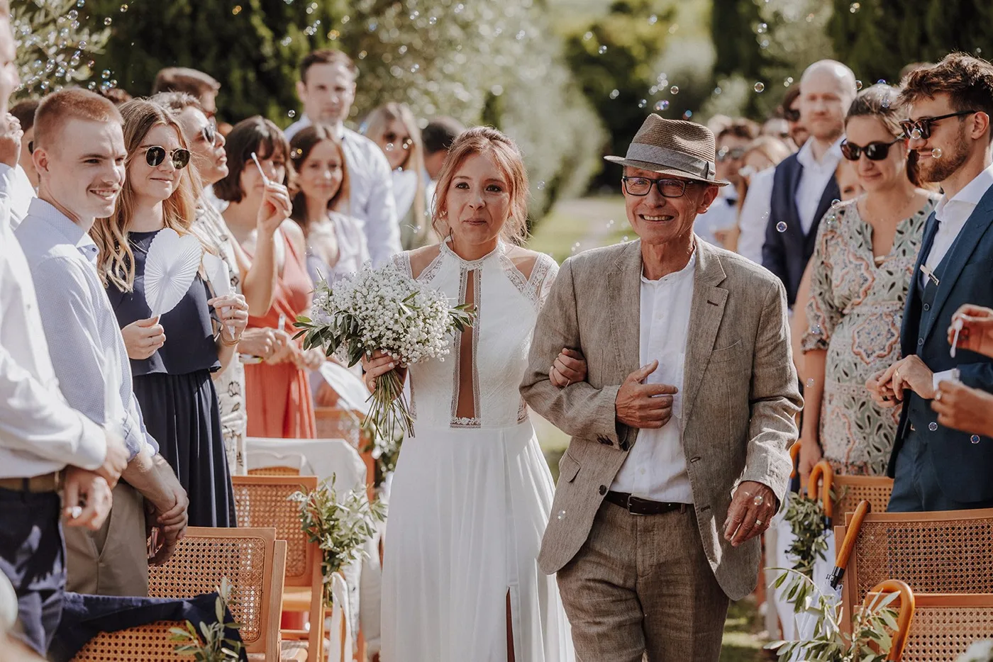 Hochzeit in Italien – Einzug der Braut durch die Reihen der Gäste im Olivenhain
